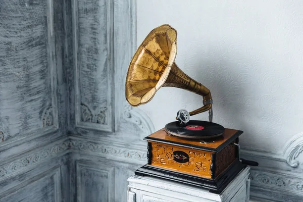 Dispositif musical. Ancien gramophone avec plaque ou disque vinyle sur boîte en bois. Un tourne-disque en laiton antique. Gramophone avec haut-parleur corne. Concept de divertissement rétro . — Photo