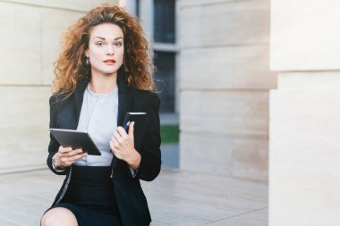 Eminim işkadını yatay portresi resmen, kalem ve tablet bilgisayar ile onun cep kitabı holding, onun iş ile meşgul giyinmiş. İnsanlar, yaşam tarzı, kariyer, iş kavramı