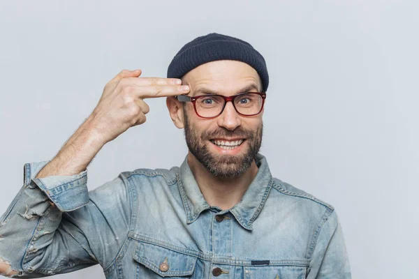 Barbudo hombre de mediana edad con ojos azules se divierte, tontos y ma — Foto de Stock