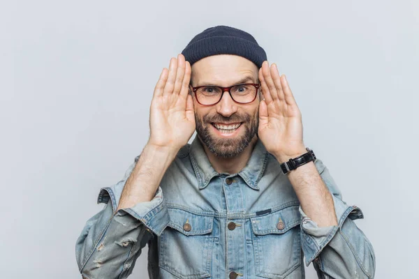 Portrait of happy hipster guy with thick beard and mustache wear — Stock Photo, Image
