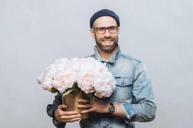 Neşeli ifade ile memnun sakallı erkek geniş gülüş sende...,