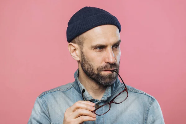 Retrato Hombre Barbudo Pensativo Quita Las Gafas Lleva Chaqueta Mezclilla — Foto de Stock