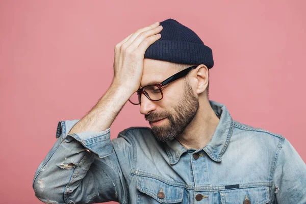 Retrato horizontal de estresante estilo sin afeitar arrepentimientos masculinos s — Foto de Stock