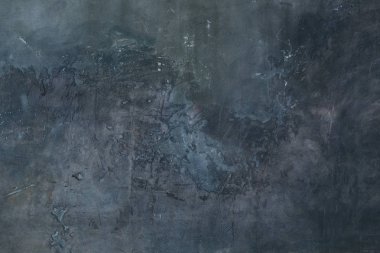 Pastel renklerle koyu arka plan yatay bir kadeh. Karanlık tonned illüstrasyon. Beton mavi duvar. Tasarım degrade. Web tasarımı için yatay fotoğraf.