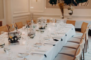 Sofra takımı, zarif bir şekilde dekore edilmiş tabloyla hazırlanan Ziyafet için lüks ferah salonu. Keten masa örtüsü. Gurme restoranı. Süslemeleri ile Tablo ayarı