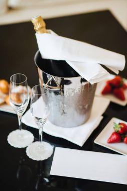 Busket içinde olmak COO dikey alkolik şişeyle kadeh içki