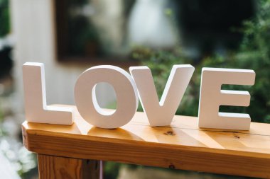 Kelime aşk ayrı mektup yaptı. Dekorasyon düğün için veya diğer özel günlerinde, ahşap desteği üzerinde durmak. Harika dekor. Büyük harf kelime aşk