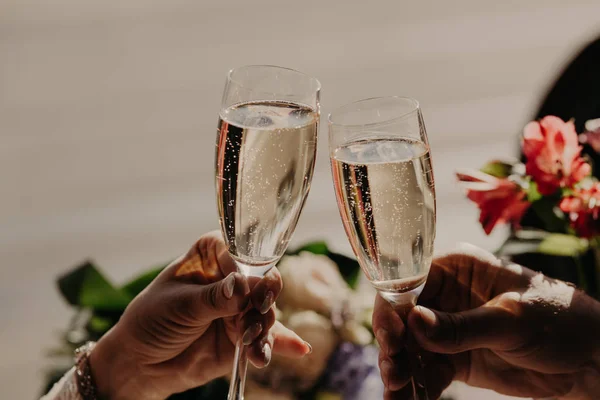 Наречений і наречений тости і клінкерні окуляри з шампанським, святкують весілля в ресторані. Захоплена молода пара відзначає цю особливу подію . — стокове фото