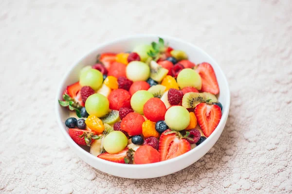 Healthy fruit spring salad. Healthy diet concept. Delicious fresh berries in bowl. Selective focus. Top view. Colourful fruits mixed in homemade salad. Nutrition concept — Stock Photo, Image