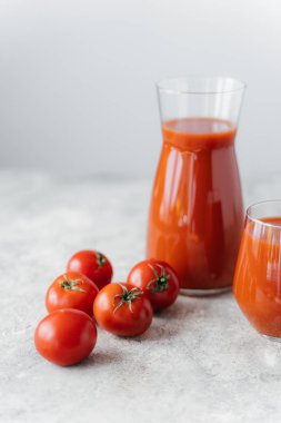 Cam taze kırmızı domates suyu Dikey atış, beyaz arka plan yakın kırmızı taze çiğ domates. Ketçap yapıyorum. Organik içecek