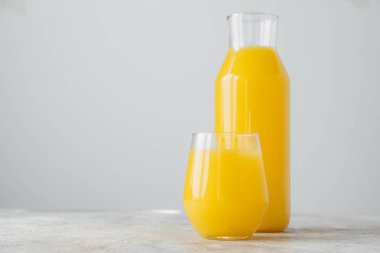 Cam kaplarda narenciye yapılmış taze sıkılmış portakal suyu yatay çekim, boş alan ile beyaz arka plan üzerinde izole