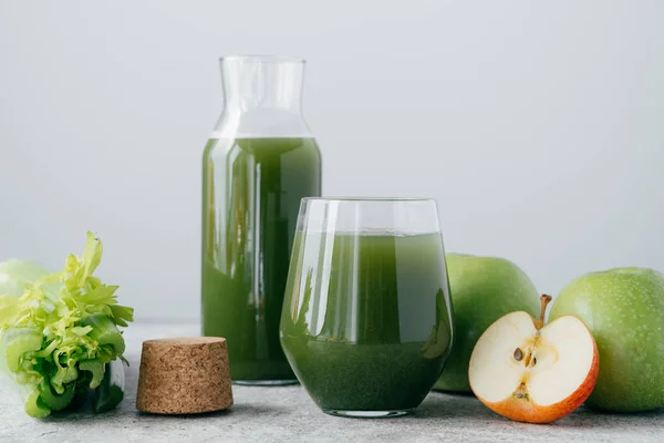 Zelený zdravý celer a jablečný džus ve skleném nádobí. Zeleninový nápoj. Čerstvá hladka izolovaná na bílém pozadí. Organická nápojové nápoje — Stock fotografie