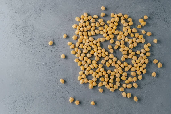 Top view of clean fresh garbanzo or chickpeas on grey background. Flat lay. Raw food for vegans. Close up. Ingredients full of protein — Stock Photo, Image