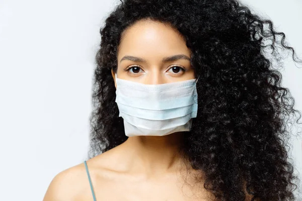 Femme Afro Américaine Sérieuse Tente Arrêter Virus Maladie Épidémique Reste — Photo
