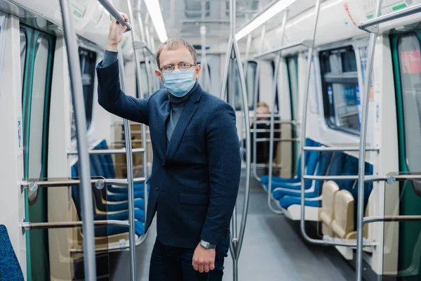 Crise Coronavírus 2020 Homem Viaja Para Trabalhar Subsolo Vazio Usa — Fotografia de Stock