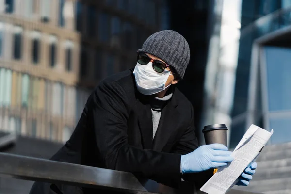 Jovem Rua Com Café Jornal Takeaway Usa Máscara Médica Protetora — Fotografia de Stock