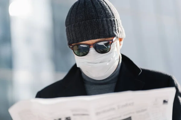 Foto Homem Atento Usa Óculos Sol Chapéu Máscara Médica Rosto — Fotografia de Stock