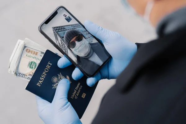 Unbekannter Mann Telefoniert Video Unterhält Sich Mit Freund Trägt Medizinische — Stockfoto