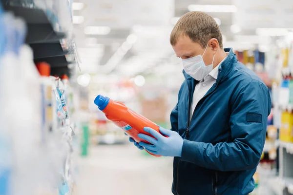 Hombre Hace Compras Supermercado Sostiene Botella Detergente Lavado Lee Información —  Fotos de Stock