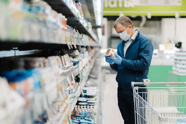 Winkelen Tijdens Een Coronavirus Pandemie Jongeman Draagt Medisch Gezichtsmasker Beschermende — Stockfoto