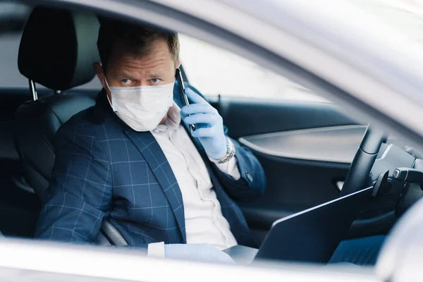 Ernstige Welvarende Ondernemer Poseert Eigen Vervoer Heeft Telefoongesprek Maakt Gebruik — Stockfoto