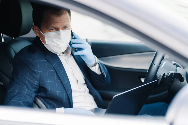 Succesvolle Zakenman Wacht Iemand Auto Doet Een Medisch Masker Tijdens — Stockfoto
