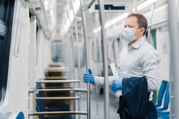 Virus Hygiëne Veiligheid Concept Serieuze Man Gekleed Elegante Kleding Wegwerp — Stockfoto