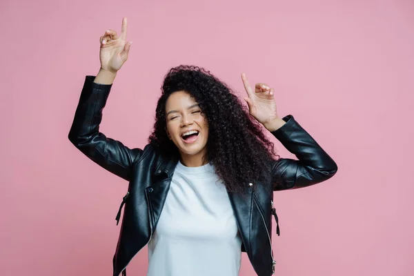 Bekymmersfri Vacker Afro Amerikanska Kvinna Danser Med Armarna Upp Flyttar — Stockfoto