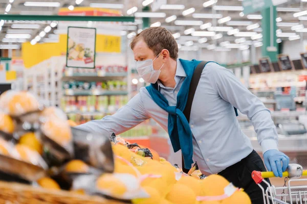 Hombre Usa Máscara Médica Desechable Guantes Gran Supermercado Hace Compras —  Fotos de Stock