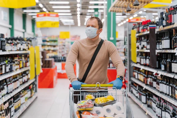 Horizontaal Schot Van Mens Loopt Supermarkt Met Winkelwagentje Met Goederen — Stockfoto