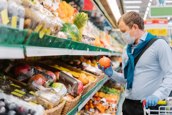 Sideways Shot Van Mens Kiest Vers Fruit Immuniteit Verhogen Tijdens — Stockfoto