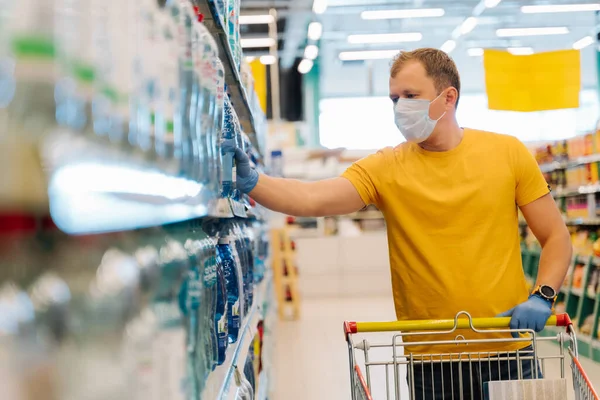 Volwassen Man Draagt Wegwerpmasker Rubberen Handschoenen Als Preventieve Maatregelen Tijdens — Stockfoto