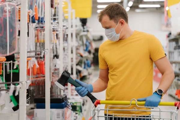 Bescherming Tegen Het Coronavirus Mens Kiest Voor Bijl Bouw Afdeling — Stockfoto