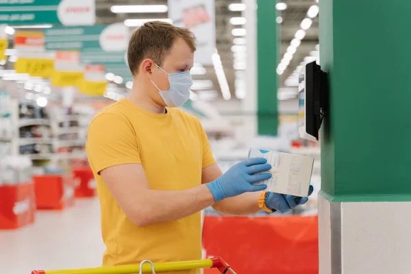 Man Poseert Groot Winkelcentrum Scant Prijs Van Iets Doos Gaat — Stockfoto