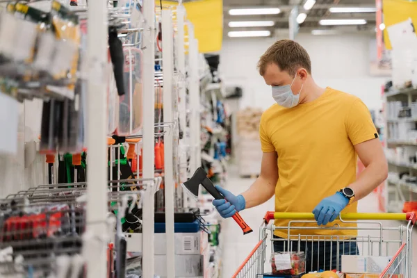 Europese Mens Draagt Een Medisch Beschermend Masker Handschoenen Voorkomt Het — Stockfoto