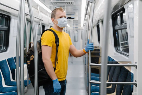 Schot Van Mens Draagt Wegwerpmasker Tijdens Coronavirus Uitbraak Houdt Veiligheid — Stockfoto