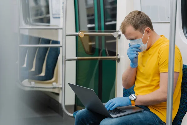 Man Passagier Hoest Heeft Ademhalingsziekte Reist Met Het Openbaar Vervoer — Stockfoto