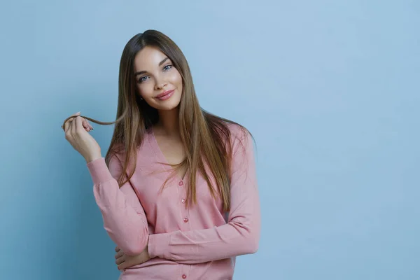 Cintura Até Tiro Aparência Agradável Jovem Tem Cabelo Longo Bonito — Fotografia de Stock