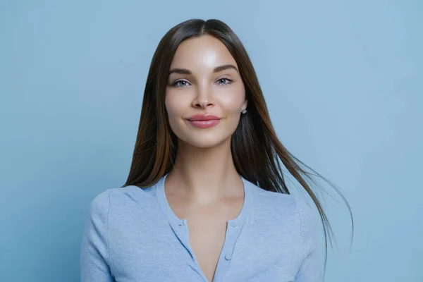 Innenporträt Einer Hübschen Frau Die Sich Tagsüber Glücklich Und Unbeschwert — Stockfoto