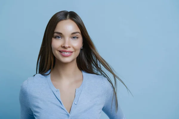 Tiro Horizontal Mujer Encantadora Tiene Cabello Hermoso Saludable Maquillaje Feliz — Foto de Stock