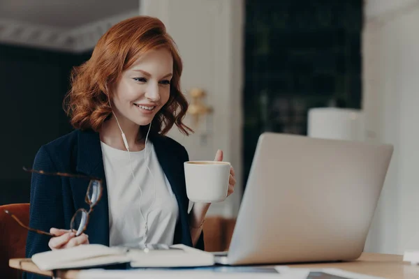 Young Female Teacher Conducts Lesson Online Talks Wih Pupils Laptop — Stock Photo, Image