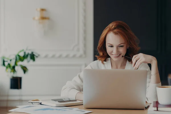 Positivo Feliz Freelance Mujer Tiene Jornada Laboral Ocupada Trabaja Distantemente — Foto de Stock