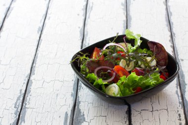 yumurta ile sebze salatası