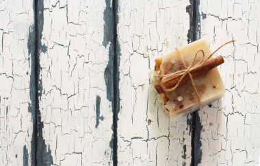 Beyaz grunge ahşap arka plan üzerinde el yapımı Sabun