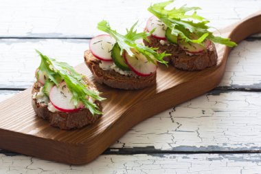 Tost turp ve salatalık ile