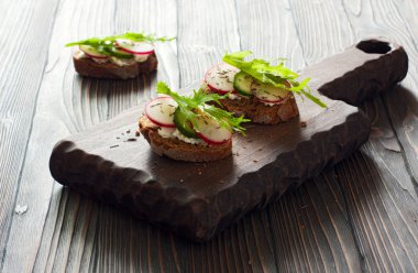 Tost turp ve salatalık ile