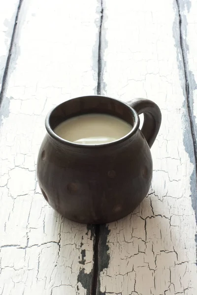 Kil el yapımı sürahi süt — Stok fotoğraf