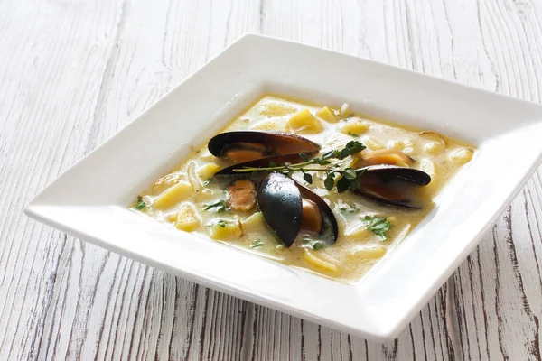 Soup with mussels and potatoes — Stock Photo, Image