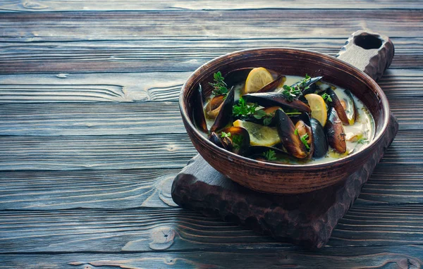 Cozze in vaso di argilla su sfondo di legno scuro — Foto Stock