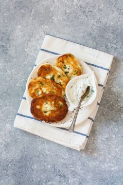 Süzme peynirli krep veya şurup ve yoğurt sosu.